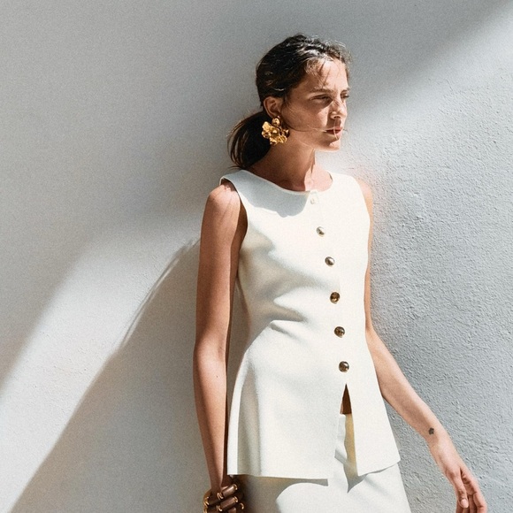 ZARA BASIC KNIT GOLD BUTTON VEST - Picture 2 of 4